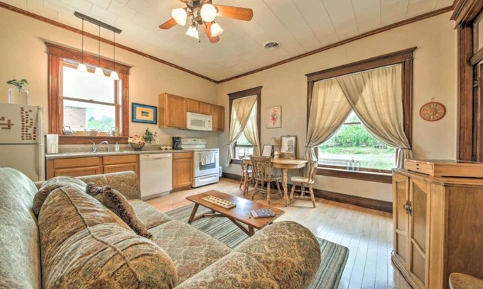 Treloar Apartamento | Zia, New Haven! 1905 Doc's Office Transformed into a Quaint Vacation Apartment!
