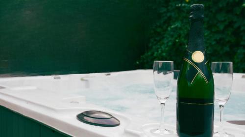 Stewart Town Casa | Healing 3-Bed Retreat - Sleeps 3 Hot Tub & Pool