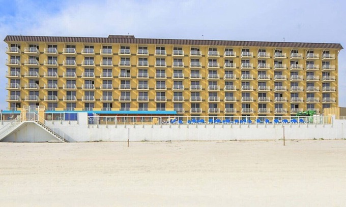 Ormond Shores Condominio | Hear the Atlantic waves in this Studio resort apt in Ormond Beach with vacation amenities