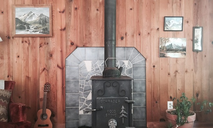Mount Hood Village Casa | Escuche el río desde la acogedora cabaña Mt Hood W / Woodstove & Dogs Ok!