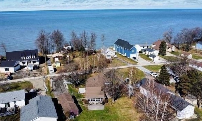 North East Casa | Heard it Through the Grapevine is a charming 3 - bedroom house in North East PA.