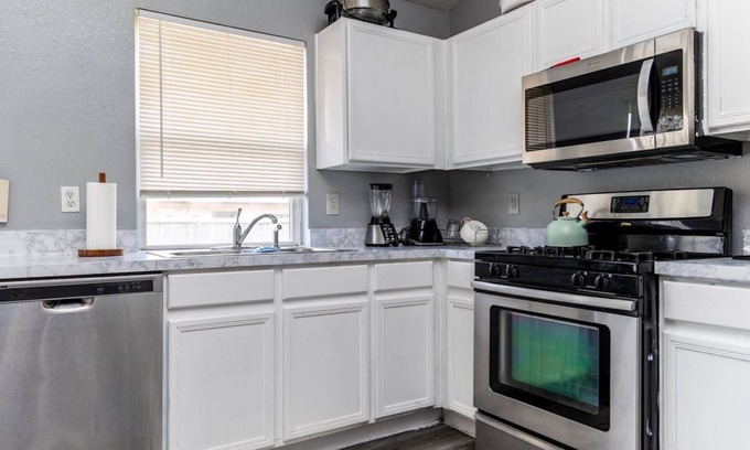 Southeast Arlington Casa | Heart of Arlington, Cozy Home