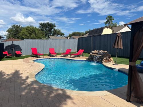 South Arlington Casa | Heart of DFW-ATT Stadium, Pool, Comfort, Peaceful