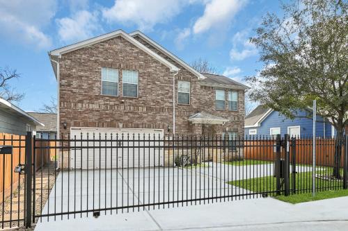 Northside Casa | *Heart of Houston* Pet friendly/14ppl/4br/2.5b
