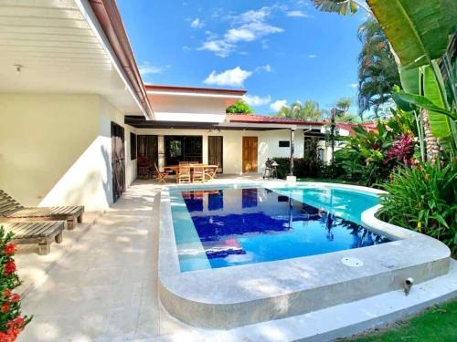 Barrio Ricos y Famosos Casa | Heart of Jaco- Luxury Villa with Pool