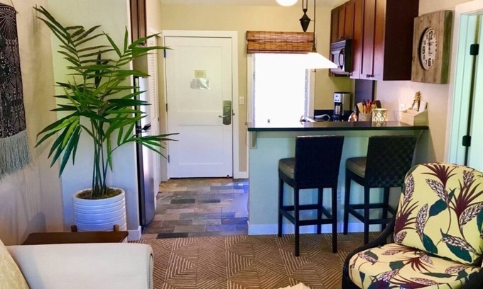 Historic Lahaina Front Street Condominio | 1-BR 1-baño en el piso superior BAMBOO Boutique Décor-AC-Wifi-Sleeps 4 "UBICACIÓN"