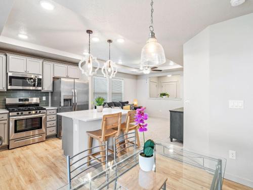 Nampa Casa | Heart of Nampa-Hot Tub-Fenced Yard-Full Kitchen