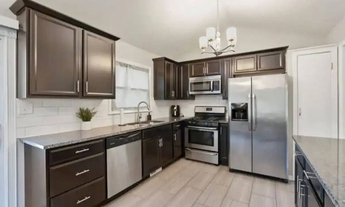Lenexa Casa | Heart of Overland Park - 3BD - Backyard - BBQ with Netflix