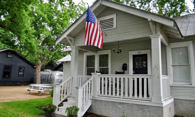 Travis Heights Casa | Heart of Soco Luxury Bungalow! LOCATION