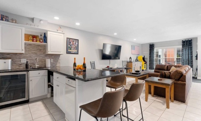Telegraph Hill Casa | Heart of Southie - Hot Tub + Walk to Top Bars