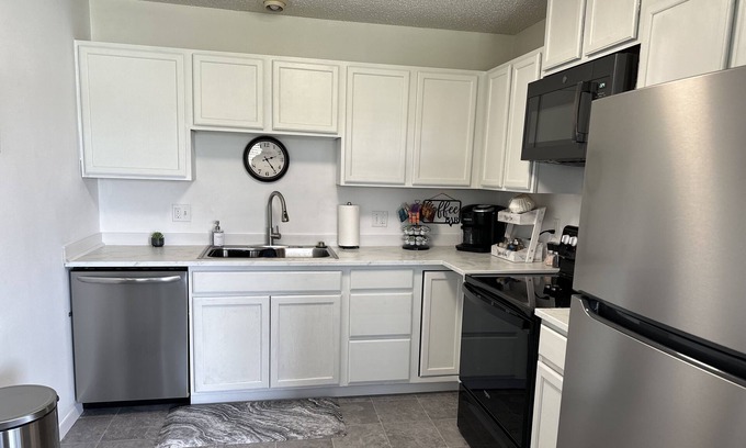 Twain Apartamento | Heartland Hideaway is close to downtown, Kinnick Stadium, UIHC and Carver