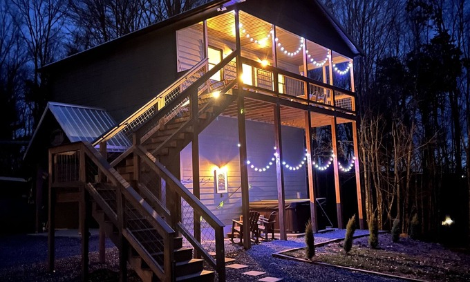 Floyd Cabina | Heartwood♥ Cabin loft w/private HotTub, Hiking, Fishing, & Ziplines on 66 acres!