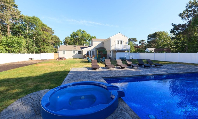 West Yarmouth Casa | Nueva Piscina enterrada climatizada y Piscina de Spa Casa / Videojuego de mesa de billar Gameroom