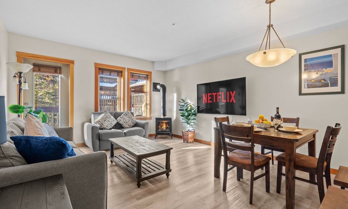 Cougar Creek Apartamento | Heated outdoor Pool & Tubs 2 Bedroom & 2 Full baths 5 beds 9 Guests