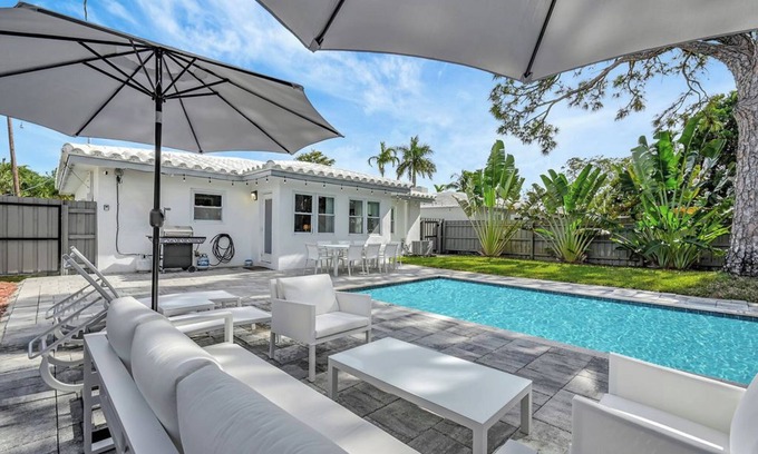 Lake Ridge Villa | Heated pool, 2 miles from Beach! Updated home: BBQ, large backyard, comfy beds