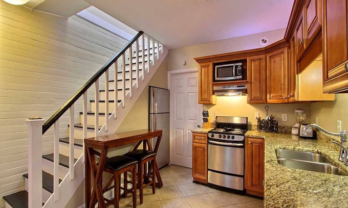 Savannah Victorian District Casa | Capacidad para 4 personas, acogedor, caminar por todas partes, gran patio y porche!