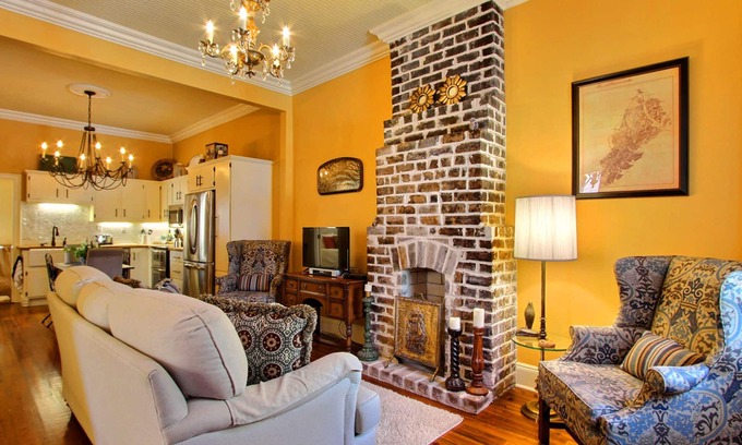 Hitch Village - Fred Wessels Homes Casa | Hermosa casa estilo cabaña en Harris St. en el centro de Savannah