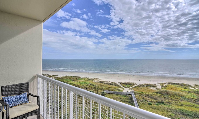 Galveston Condominio | Heated Pool + Beach View: Galveston Resort Condo!