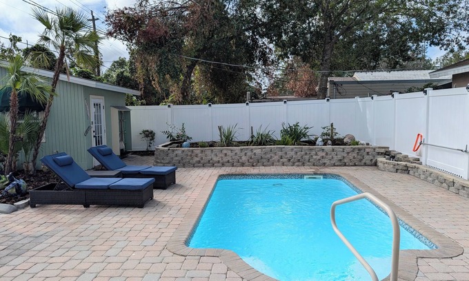 Sarasota Casa | Piscina climatizada Inicio en el área de Pinecraft Cerca del centro y las playas.