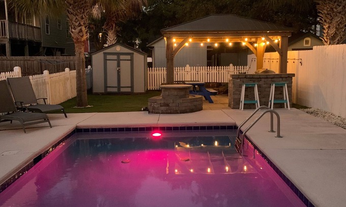 Surfside Beach Casa | Piscina climatizada, bañera de hidromasaje y hoguera: todo a 200 pasos de la playa