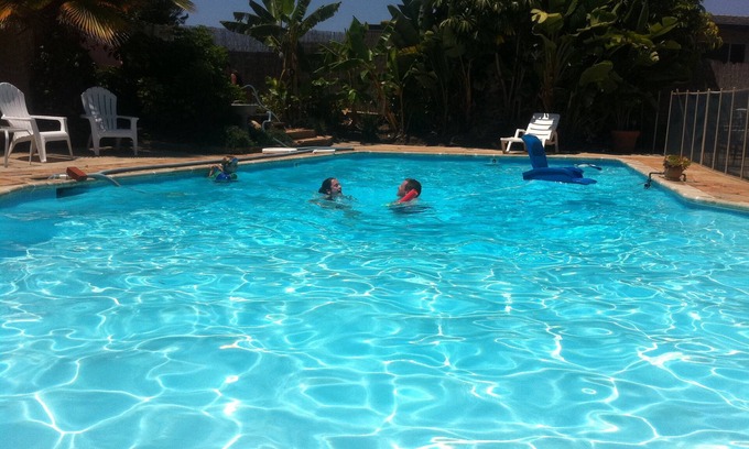 Birdland Casa | 4 dormitorios, 3 baños, piscina, jacuzzi, ubicación central, planta baja