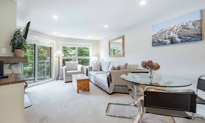 Upper Village Condominio | Heated pool, hot tub & gym | Ski-in/out Retreat