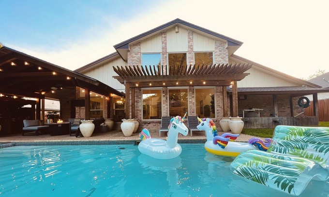 Hidden Forest Casa | Heated pool & hot tub close to six flags! - New Listing
