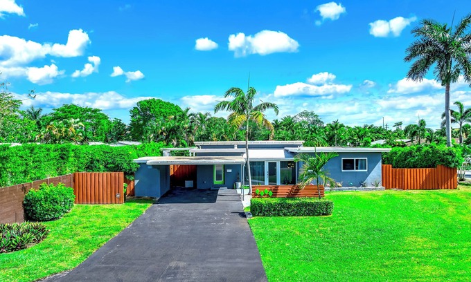 Wilton Manors Casa | Heated Pool+HotTub! OutDoor Kitchen+Close 2 Beach!