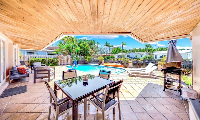 Coral Ridge Isles Casa | HEATED POOL! KAYAK+WATERFRONT+MOVIE ROOM & NEAR BEACH!