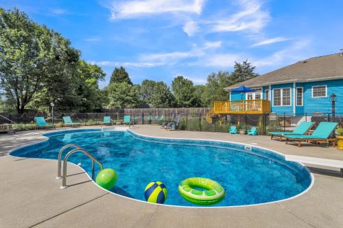 Winston - Salem Casa | Heated Pool l Indoor Jacuzzi Tubs I Arcade l Outdoor Hot Tub