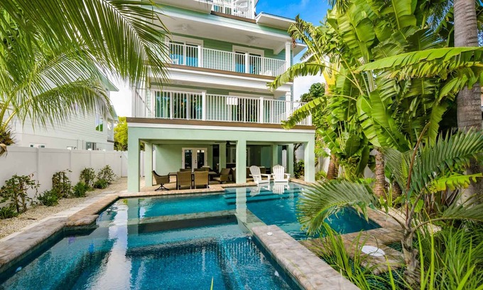 Siesta Key Village Casa | Heated Pool & Spa, Rooftop Deck for sunsets, Luxury Home for all ages!