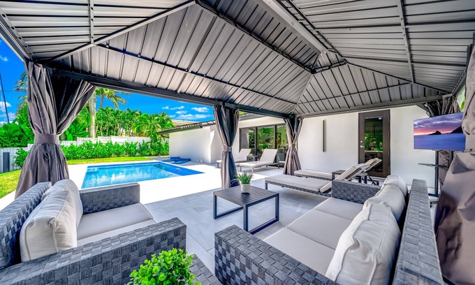 Riverside Park Casa | Heated Pool! Waterfront+Kayak! Close 2 Beach!