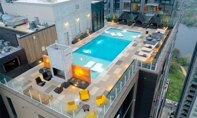 East Cesar Chavez Condominio | ~Heated Rooftop Pool~ 30th Floor Balcony DT View