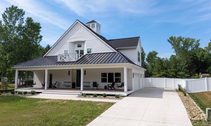 West Wing Estates Casa | Heated Salt Water Pool, Hot Tub, 6 Bed, 6Bath, Game Room, 1 Block to beach!