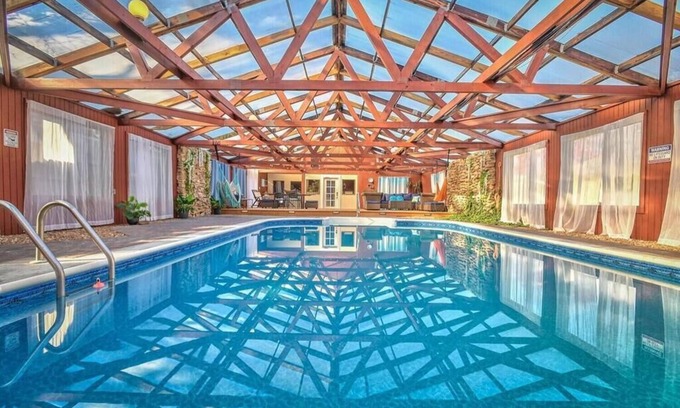 Independence Casa | Heated Salt Water Pool and Large Home l Spring Break! Close to Soccer + Royals