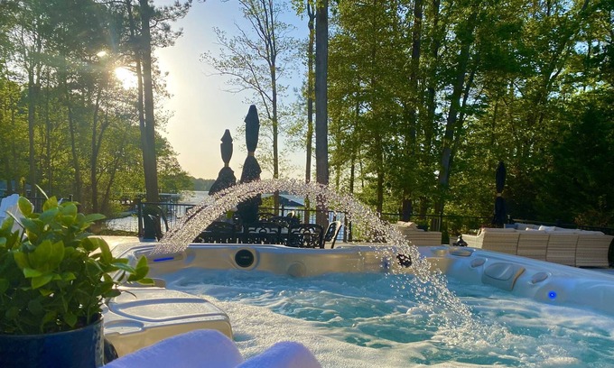 Halifax County Casa | 💥Heated Saltwater Pool for 2024, 8 Bedrms, Sunset Views, Main Lake Cove, Pets🥇