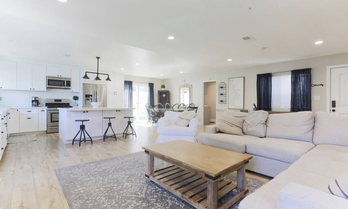 Thousand Oaks Casa | Casa de estilo casa de campo recientemente remodelada en cul-de-sac!
