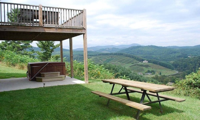 Fleetwood Casa | Cabina Ridgetop con amplias vistas de largo alcance, jacuzzi, acceso al río, porche y terraza