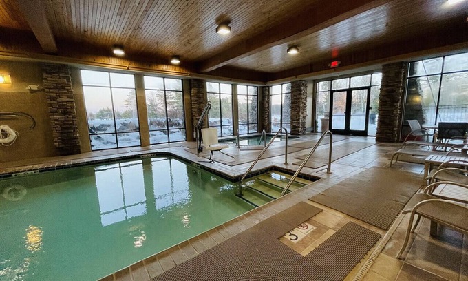 Three Lakes Apartamento | Heavenly Bed’s with lake living, indoor pool, indoor/outdoor hot tubs, piers!