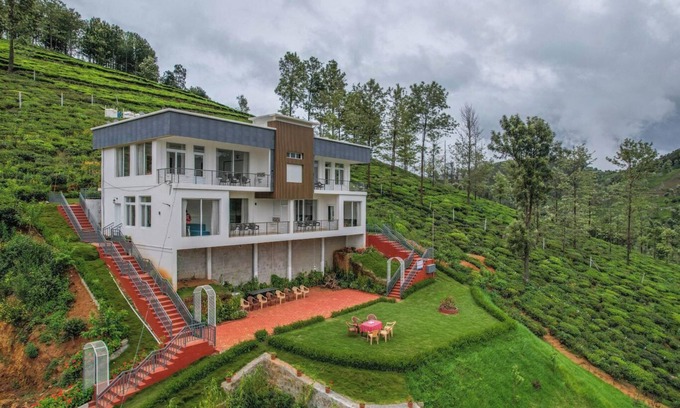 Kotagiri Cama Y Desayuno | Heavenly Hills | Hill View Resort | 4 Bedroom | Attached Living and Balcony