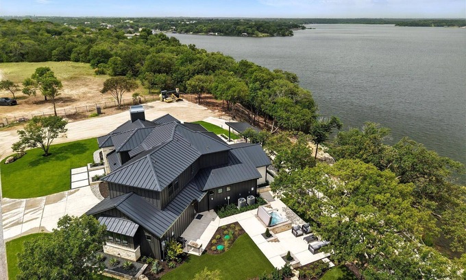 Gainesville Casa | Heavenly Retreat – 5BD/5.5BA of Waterfront Living