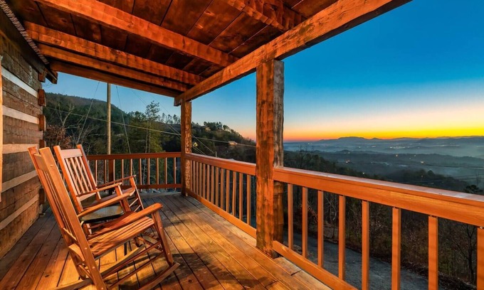 Gatlinburg - Pigeon Forge Cabina | Fall Escape! Best Views! Hot Tub! Private!