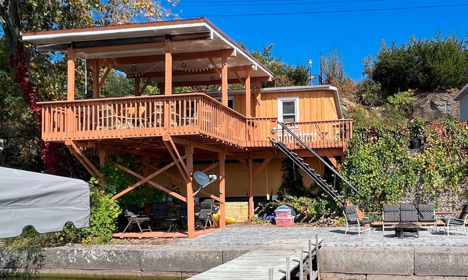 Town of Ledyard Casa | Heck-of-A-Deck Lakehouse con excelentes puestas de sol!