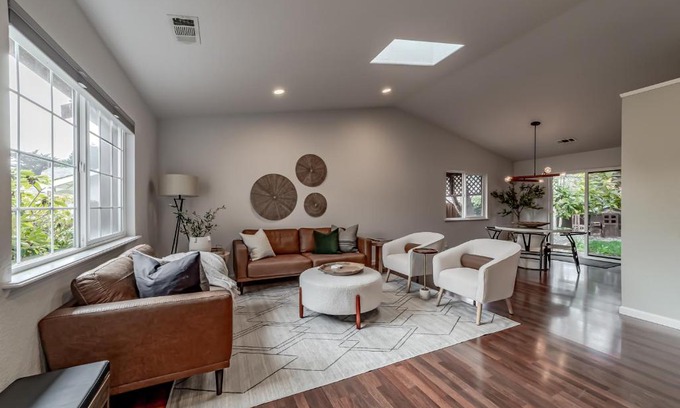 McKinleyville Casa | Hedge Rose House