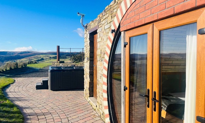 Rhayader Cabaña | Hedgehogs View - a hobbit hut that sleeps 6 guests in 3 bedrooms
