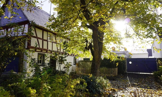 Verbandsgemeinde Pellenz Otro | Hedwig's Hexenhäuschen - romantic half-timbered house with large courtyard