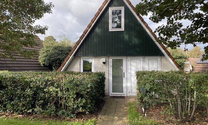 Gramsbergen Casa | Heerlijk Vakantiehuis aan de Vijver met Whirlpool en Open Haard! Huisdier Welkom