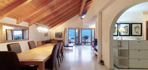 Jenins Apartamento | HeidiHoliday-Jenins Grand Maisonette-Attika mit Office & Relax-Bereich, Aussenparkplatz & Garage, geschützte Sonnen-Panoramaterrasse, Aufgewertet 2024