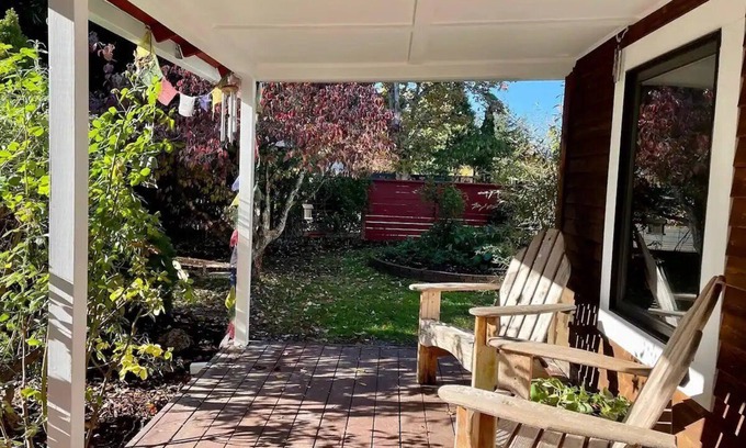Hood River Casa | Heights Hideaway - Private, Walkable, Pet Friendly