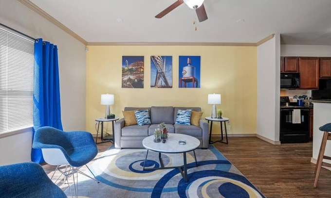 Downtown Oklahoma City Apartamento | HEIRS VENTURES: Midtown . Near Hospitals . Pets OK* . W/D . 55” TV